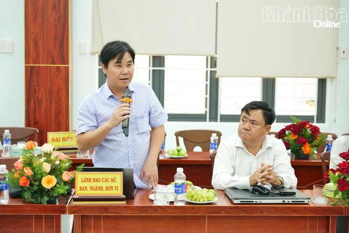 Lãnh đạo Đài Khí tượng Thủy văn tỉnh Khánh Hòa trình bày tham luận về ứng dụng công nghệ dự báo mưa, dòng chảy bằng AI hỗ trợ điều tiết, vận hành hồ chứa.
