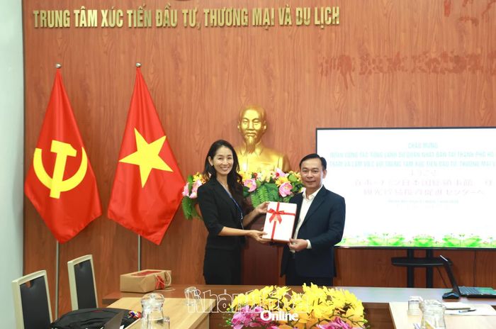 Lãnh đạo Trung tâm Xúc tiến Đầu tư, Thương mại và Du lịch tỉnh tặng quà lưu niệm cho bà Ogawa Eri - Lãnh sự Ban Kinh tế thuộc Tổng Lãnh sự quán Nhật Bản tại TP. Hồ Chí Minh.