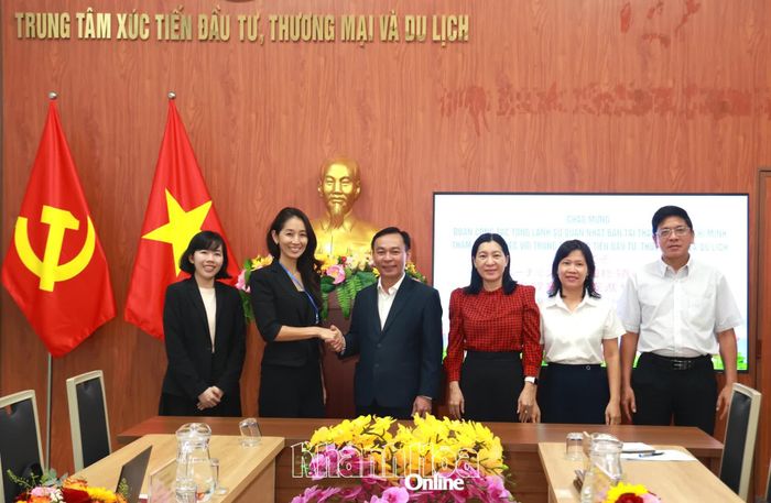 Ban Kinh tế, Tổng Lãnh sự quán Nhật Bản tại TP. Hồ Chí Minh và các đơn vị của tỉnh Khánh Hòa chụp ảnh lưu niệm tại buổi làm việc.