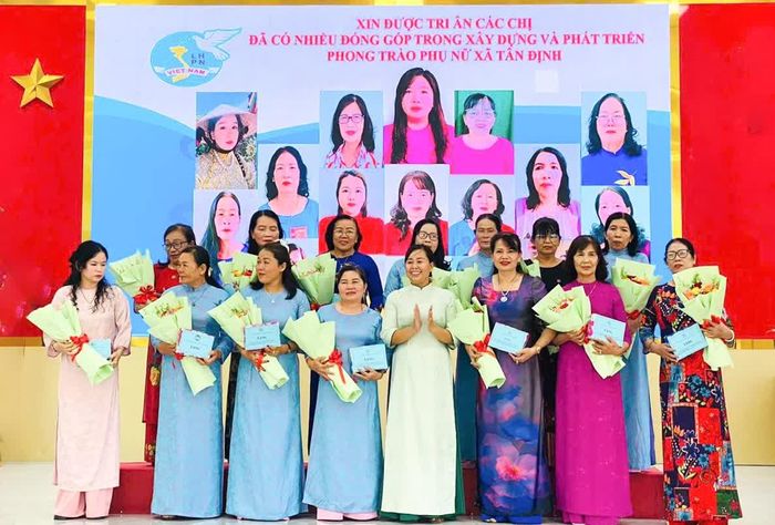 Lãnh đạo hội tặng quà và hoa tri ân các chị nguyên là chi hội trưởng các chi hội thôi tham gia công tác.