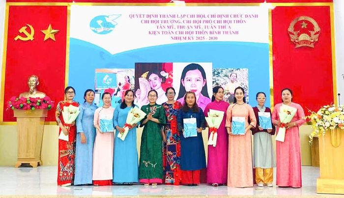 Lãnh đạo Đảng ủy, Ủy ban MTTQ Việt Nam xã Tân Định trao quyết định thành lập cho các chi hội phụ nữ mới.