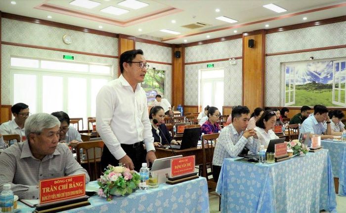 Đại biểu tham gia thảo luận tại hội nghị.