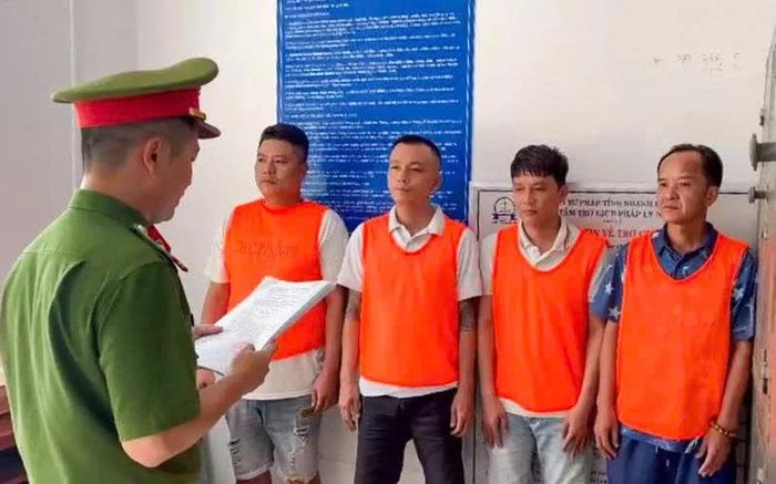 Cơ quan Cảnh sát điều tra thi hành lệnh giữ người trong trường hợp khẩn cấp đối với Tâm, Thạch, Minh, Tuấn (từ trái qua).
