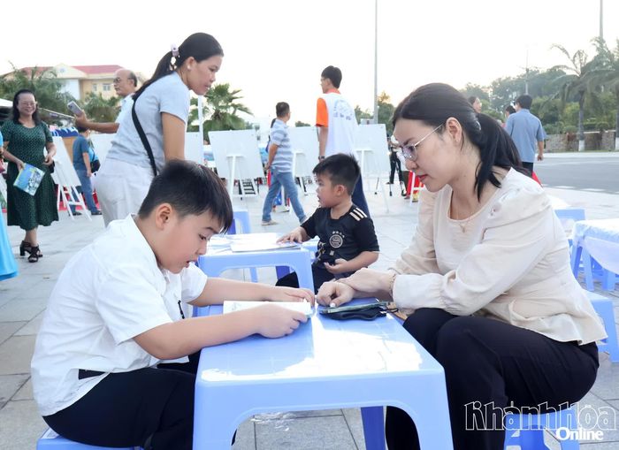 Bạn đọc trải nghiệm dịch vụ thư viện.