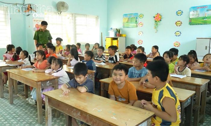 Lớp tiếng Anh dành cho các em nhỏ.