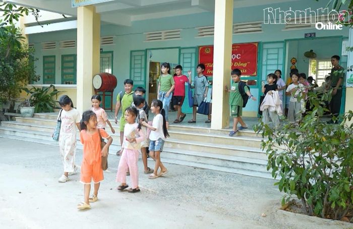 Kết thúc buổi học, các em vui vẻ ra về.