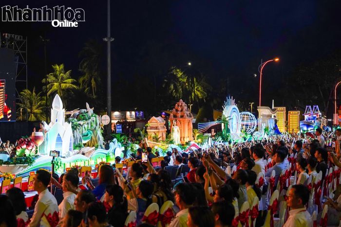 "Dòng sông" xe hoa lung linh sắc màu trong đêm khai mạc Festival Biển Khánh Hòa năm 2026.