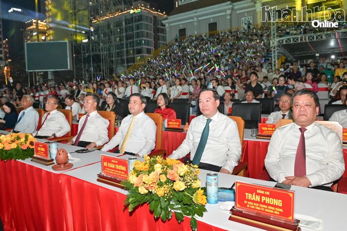 Bí thư Tỉnh ủy Trần Phong cùng các đồng chí Thường trực Tỉnh ủy tham dự Lễ khai mạc Festival Biển Khánh Hòa năm 2026.