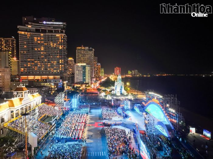 Quang cảnh phố biển Nha Trang trong đêm khai mạc Festival Biển Khánh Hòa năm 2026.