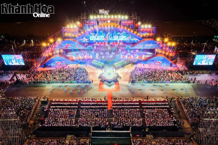 Quang cảnh sân khấu Festival Biển Khánh Hòa năm 2026 nhìn từ trên cao.