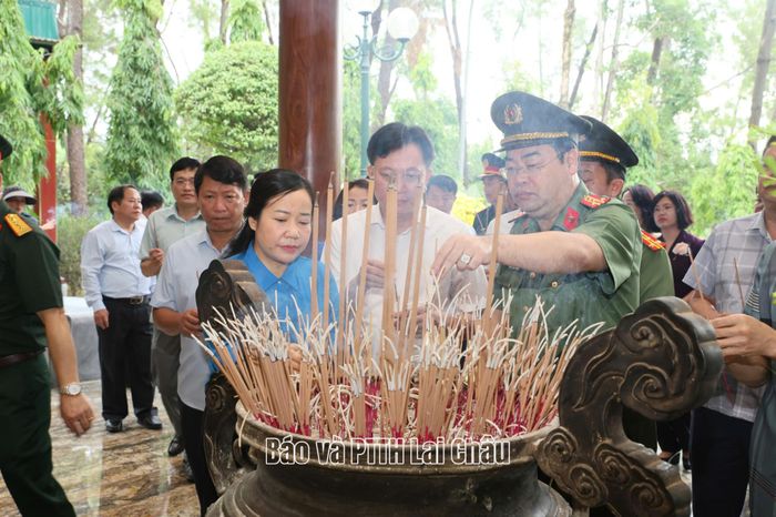Đoàn công tác của tỉnh đã đến dâng hương, dâng hoa Nhà bia tưởng niệm thanh niên xung phong toàn quốc.