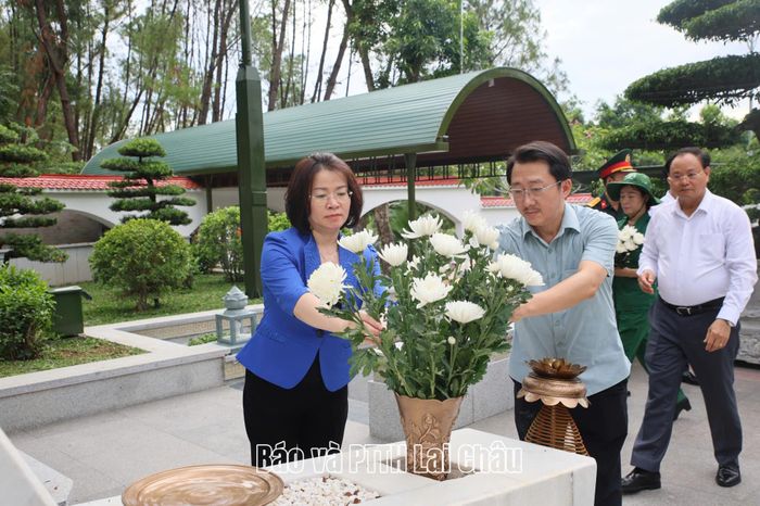 Đoàn công tác của tỉnh dâng hương, dâng hoa tại khu mộ 10 nữ Anh hùng liệt sĩ thanh niên xung phong hy sinh tại Ngã ba Đồng Lộc.
