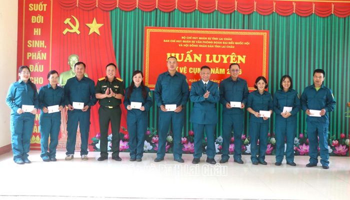 Đại diện lãnh đạo Bộ Chỉ huy Quân sự tỉnh, Ban Chỉ huy Quân sự Văn phòng Đoàn Đại biểu Quốc hội và HĐND tỉnh khen thưởng các cá nhân có thành tích xuất sắc.