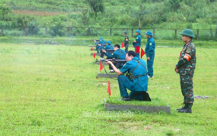 Các đồng chí huấn luyện trong cụm 7 thực hành bắn đạn thật.
