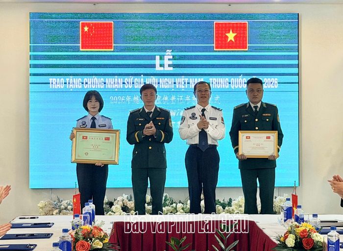 Đoàn đại biểu hai bên trao Chứng nhận “Sứ giả hữu nghị Việt - Trung” cho 2 cá nhân cán bộ, chiến sĩ mỗi bên có thành tích nổi bật trong công tác biên phòng.