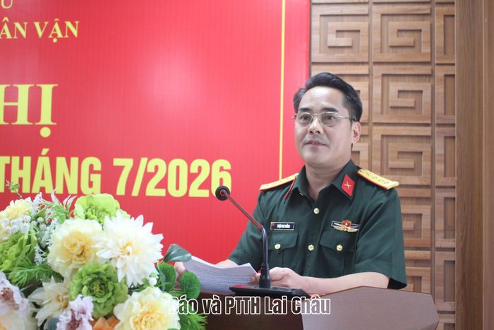 Đại tá Triệu Kim Thắng - Chính ủy Bộ Chỉ huy Quân sự tỉnh thông tin tới hội nghị về Chiến dịch “500 ngày đêm tìm kiếm, quy tập và xác định danh tính hài cốt liệt sĩ”.