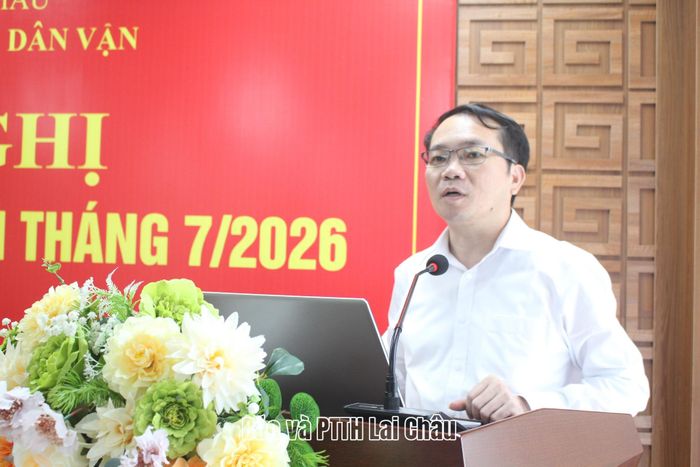 Đồng chí Lê Chí Công - Tỉnh ủy viên, Hiệu trưởng Trường Chính trị tỉnh thông tin tới hội nghị tình hình thế giới hiện nay và chính sách đối ngoại của Đảng, Nhà nước Việt Nam.