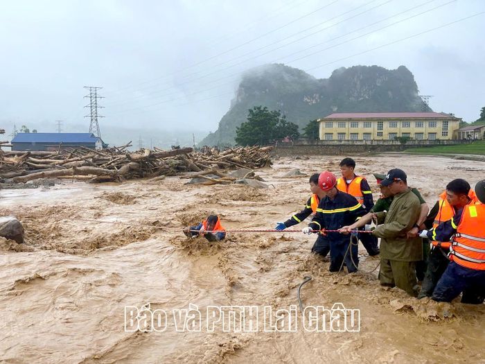 Lực lượng cảnh sát phòng cháy, chữa cháy và cứu nạn, cứu hộ đã hỗ trợ đưa 13 người dân mắc kẹt đến nơi an toàn.