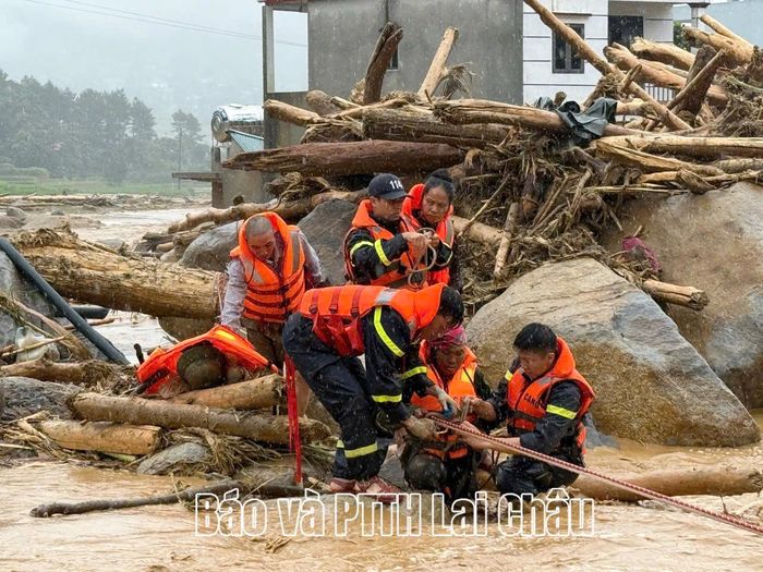 Phòng Cảnh sát Phòng cháy, chữa cháy và Cứu nạn, cứu hộ - Công an tỉnh huy động lực lượng hỗ trợ người dân xã Mường Than.