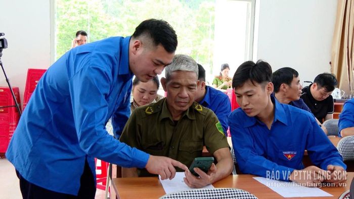 Đoàn viên, thanh niên hướng dẫn người dân xã Kiên Mộc thực hiện thủ tục hành chính trên môi trường điện tử