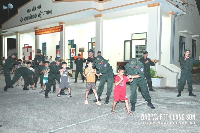 Cán bộ, chiến sĩ Phòng Cảnh sát cơ động, Công an tỉnh hướng dẫn thiếu nhi xã Mẫu Sơn các động tác võ thuật