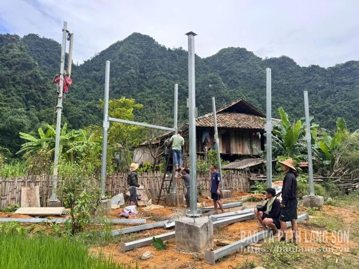 Công nhân kỹ thuật Viettel Lạng Sơn thi công hạng mục lắp đặt hệ thống điện năng lượng mặt trời 