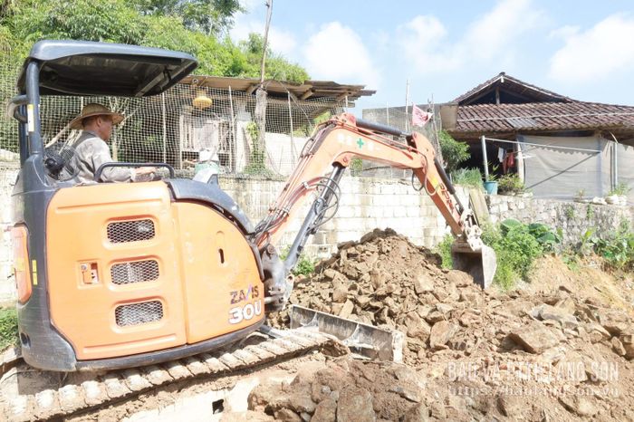 Nhà thầu huy động máy móc vào khắc phục vị trí sạt lở tại Km10+100 trên tuyến ĐT.226E