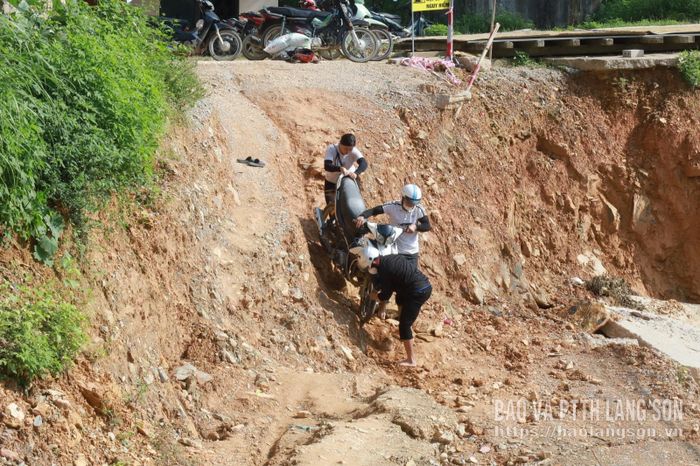 Tình trạng sạt lở khiến cho việc đi lại của người dân gặp nhiều khó khăn