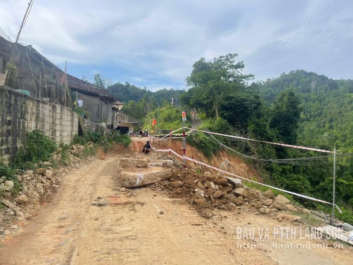 Đến chiều 14/7/2026, nhà thầu hoàn thành đường tạm tại vị trí sạt lở tại Km10+100, ĐT.226E cho xe máy qua lại
