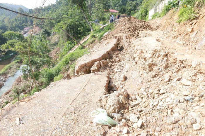 Vị trí sạt lở tại Km10+100 trên tuyến ĐT.226E thuộc địa bàn xã Thiện Thuật