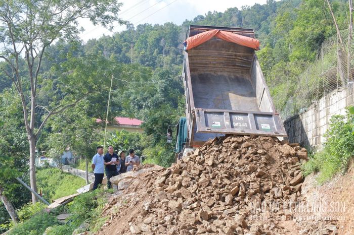 Nhà thầu thi công con đường tạm hỗ trợ người và phương tiện di chuyển qua vị trí sạt lở tại Km10+100 trên tuyến ĐT.226E