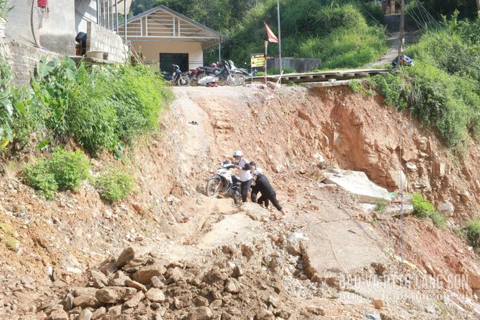 Vị trí sạt lở tại Km10+100 trên tuyến ĐT.226E cắt đôi con đường