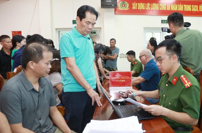 Tổ công tác của Công an tỉnh thu nhận thông tin của thân nhân liệt sĩ ngày 16//7/2026, tại phường Đông Kinh