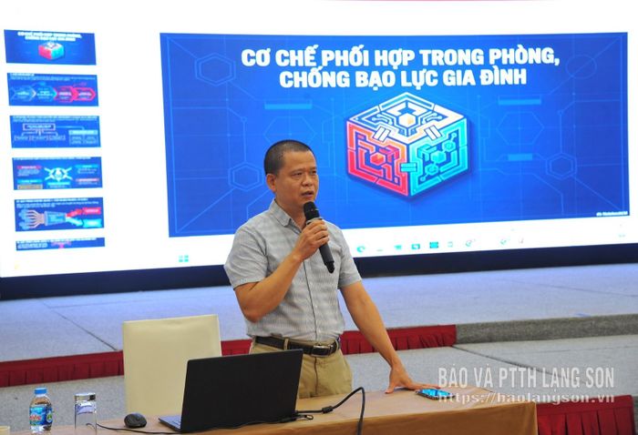 Báo cáo viên truyền đạt kiến thức tại lớp tập huấn