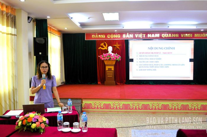 Báo cáo viên Sở Nội vụ truyền đạt nội dung tập huấn tại hội nghị