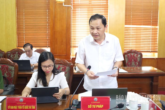 Đồng chí Giám đốc Sở Tư pháp báo cáo tình hình tình hình triển khai thi hành các luật
