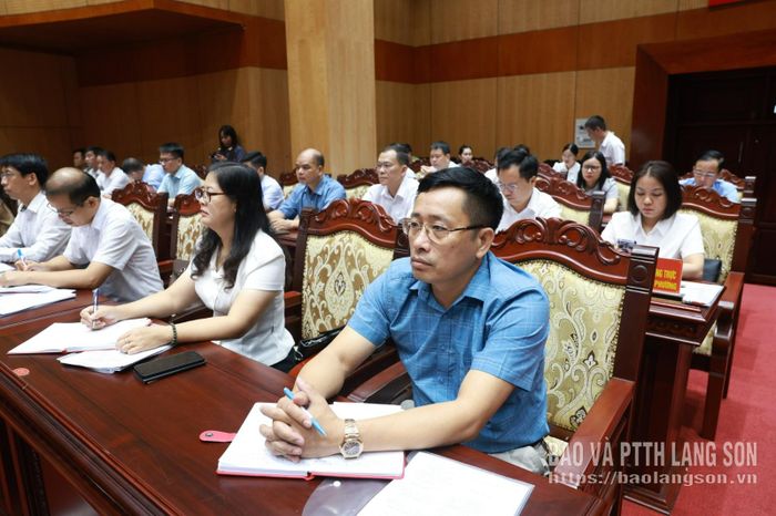 Các đại biểu nghe báo cáo công tác hoạt động 6 tháng
