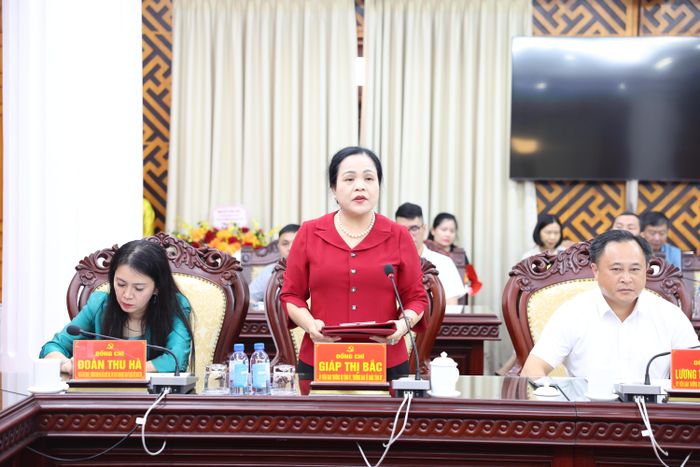 Đồng chí Giáp Thị Bắc, Ủy viên Ban Thường vụ Tỉnh ủy, Trưởng Ban Tổ chức Tỉnh ủy công bố quyết định tại hội nghị