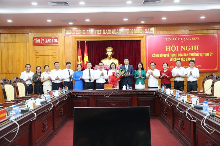 Các đồng chí lãnh đạo tỉnh và lãnh đạo các sở, ngành của hai tỉnh Lạng Sơn, Sơn La chụp ảnh lưu niệm tại hội nghị
