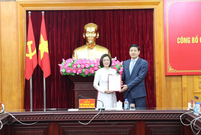 Đồng chí Vũ Hoàng Anh, Phó Bí thư Tỉnh ủy trao quyết định cho đồng chí Phạm Thị Doan, Phó Trưởng Ban Nội chính Tỉnh ủy