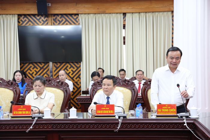 Đồng chí Hà Trung Chiến, Ủy viên Ban Thường vụ Tỉnh ủy, Phó Chủ tịch Thường trực UBND tỉnh Sơn La phát biểu tại hội nghị