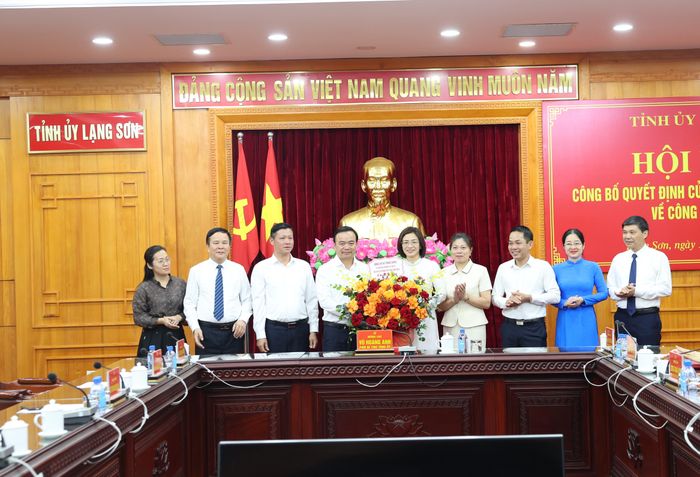 Đồng chí Hà Trung Chiến, Ủy viên Ban Thường vụ Tỉnh ủy, Phó Chủ tịch Thường trực UBND tỉnh Sơn La và lãnh đạo các sở, ngành của tỉnh Sơn La tặng hoa chúc mừng đồng chí Phạm Thị Doan