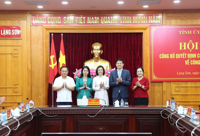 Đồng chí Đoàn Thu Hà, Phó Bí thư Tỉnh ủy, Trưởng Đoàn đại biểu Quốc hội tỉnh, Chủ tịch Ủy ban MTTQ Việt Nam tỉnh; đồng chí Vũ Hoàng Anh, Phó Bí thư Tỉnh ủy và lãnh đạo Ban Tổ chức Tỉnh ủy, Ban Nội chính Tỉnh ủy Lạng Sơn tặng hoa chúc mừng đồng chí Phạm Thị Doan
