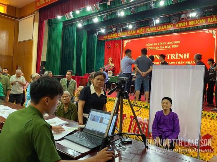 Lực lượng chức năng hoàn thiện hồ sơ lấy mẫu sinh phẩm ADN của thân nhân liệt sĩ