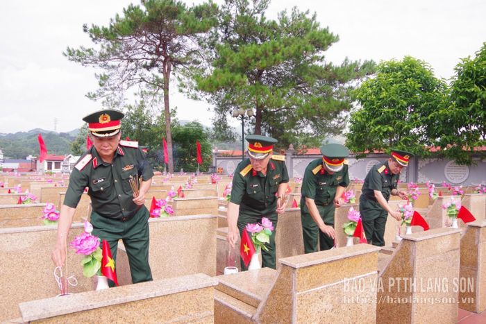 Lãnh đạo Quân khu 1 và Bộ CHQS tỉnh thắp hương tại các phần mộ liệt sĩ