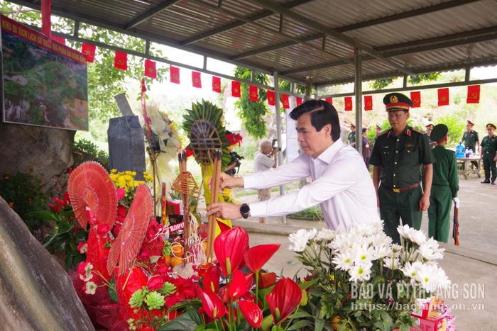 Đồng chí Hoàng Quốc Khánh, Ủy viên Trung ương Đảng, Bí Thư Tỉnh ủy Lạng Sơn dâng hương tại Pháo đài Đồng Đăng