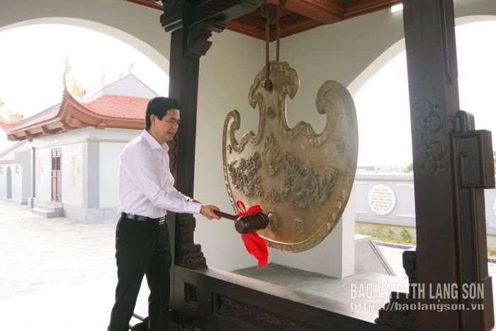 Đồng chí Hoàng Quốc Khánh, Ủy viên Trung ương Đảng, Bí Thư Tỉnh ủy Lạng Sơn thỉnh khánh tại Nghĩa trang liệt sĩ Lạng Sơn