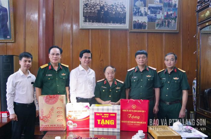 Đoàn công tác thăm và tặng quà Trung tướng Dương Công Sửu, nguyên Phó Tư lệnh Quân khu 1, Anh hùng Lực lượng vũ trang nhân dân