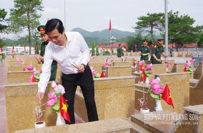 Đồng chí Hoàng Quốc Khánh, Ủy viên Trung ương Đảng, Bí Thư Tỉnh ủy Lạng Sơn thăp hương tại các phần mộ liệt sĩ