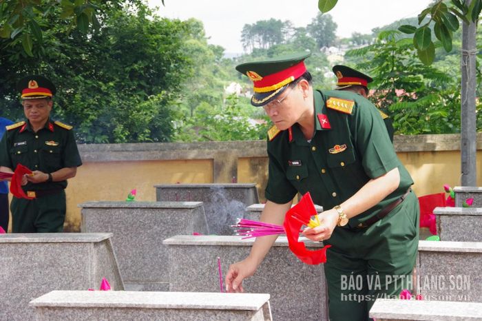 Đại tá Mai Xuân Phong, Ủy viên Ban Thường vụ Tỉnh ủy, Chỉ huy trưởng Bộ CHQS tỉnh dâng hương và thắp hương tại các phần mộ Liệt sĩ